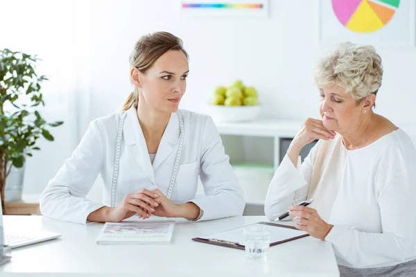 Patient schaut sich die Ergebnisse an — Stockfoto