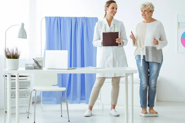 Woman standing on scales — Stock Photo, Image