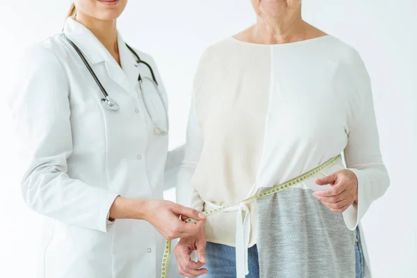 Vrouw tijdens het meten — Stockfoto