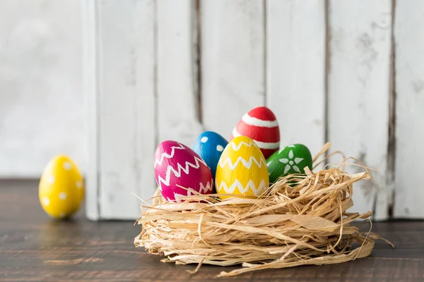 Påsk inredning med färgglada ägg — Stockfoto