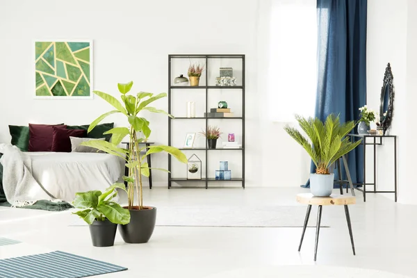 Camera da letto floreale interno con pittura — Foto Stock