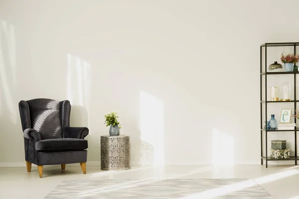 Poltrona escura na sala de estar — Fotografia de Stock