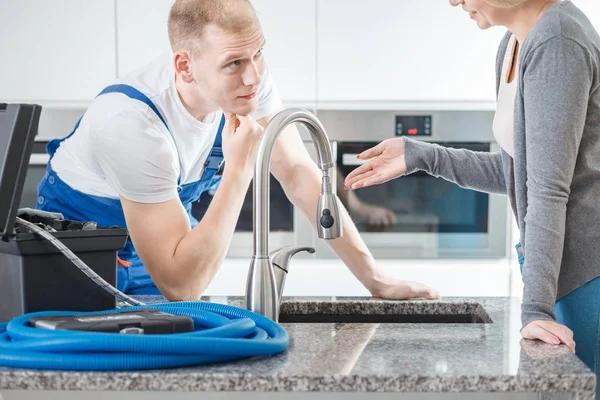 Plumber talking to client — Stock Photo, Image