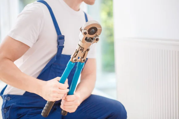 Handyman holding hydraulic key — Stock Photo, Image