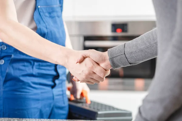 Specialist shaking hands with housewife — Stock Photo, Image