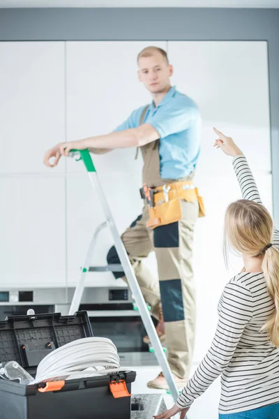 Elektriker stående på stege — Stockfoto