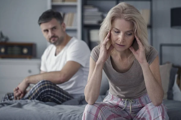 Frau mit Kopfschmerzen und Ehemann — Stockfoto