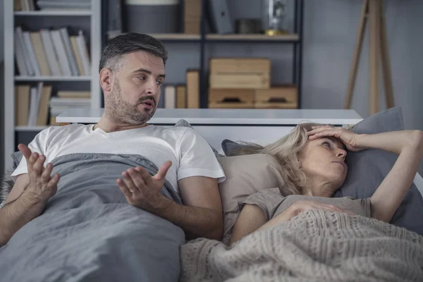 Spouses arguing in bedroom — Stock Photo, Image