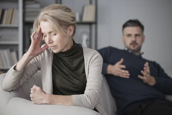 Deprimerade fru med huvudvärk — Stockfoto