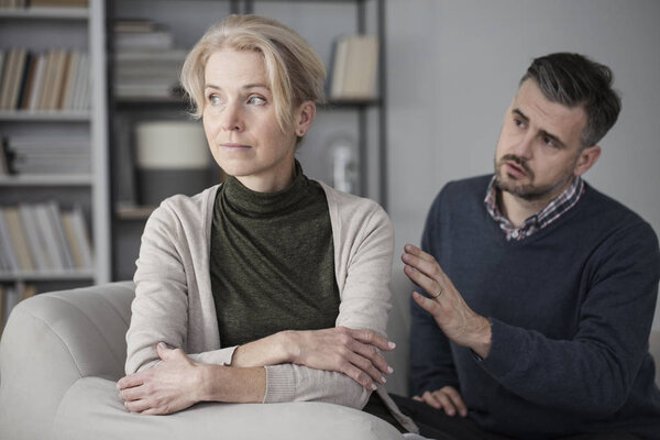 Муж извиняется перед оскорбленной женой
