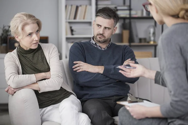 Mujer cansada hablando con mediador — Foto de Stock