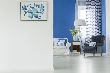 Mavi oturma odasında posteri