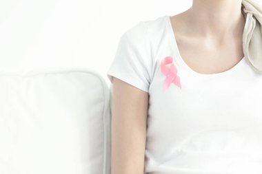 Pembe kurdele ile hasta kişi