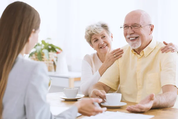 Dotter besökande lyckliga äldre föräldrar — Stockfoto