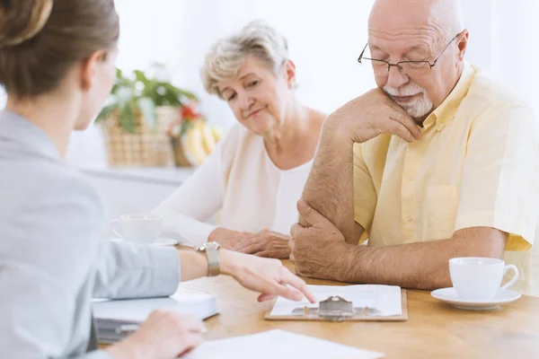 Senior mensen ondertekenen contract — Stockfoto