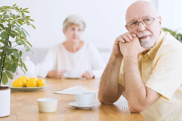 Farfar efter argumentera med fru — Stockfoto