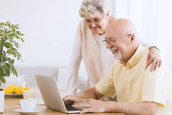 Sourire Homme âgé en utilisant un ordinateur portable — Photo