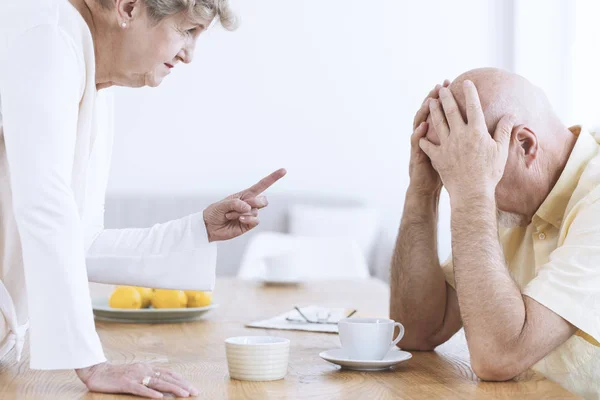 Upset wife threatening husband — Stock Photo, Image