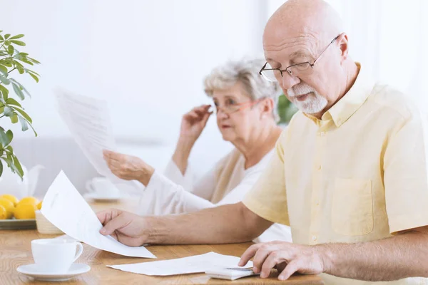 Senior mannen beräkning av hushållens kostnader — Stockfoto