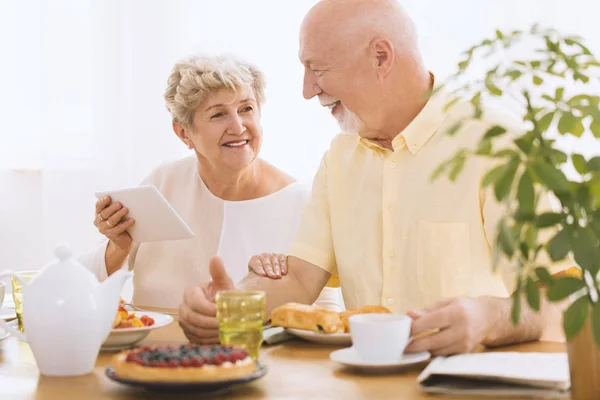 Glad mormor med surfplatta — Stockfoto