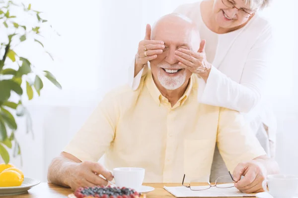 Wife covering senior man's eyes — Stock Photo, Image