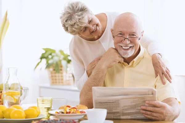 Usmíval se starší muž čtení novin — Stock fotografie
