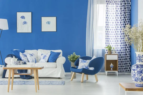 Niebieski i biały pokój dzienny — Zdjęcie stockowe
