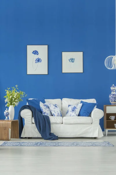 Affischer i blå vardagsrum — Stockfoto