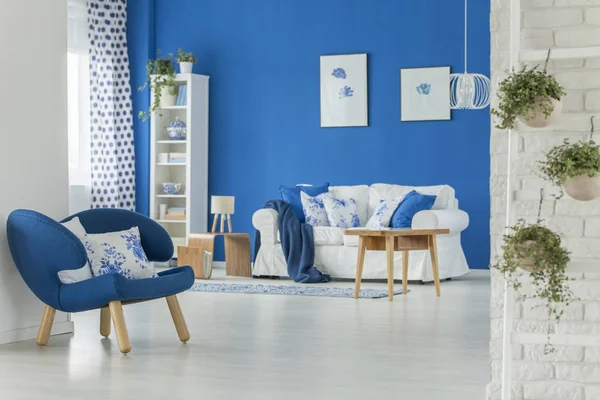 Ciemny niebieski fotel w mieszkaniu — Zdjęcie stockowe