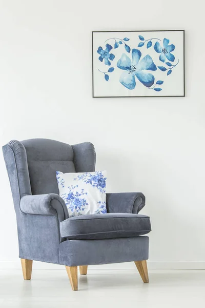 Кресло в светлой гостиной — стоковое фото