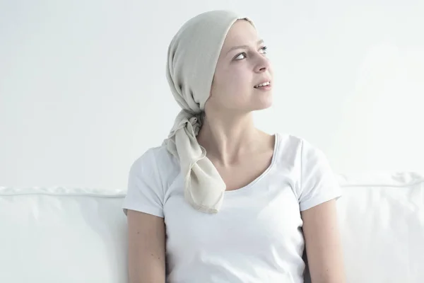 Glückliche junge Frau mit Kopftuch — Stockfoto