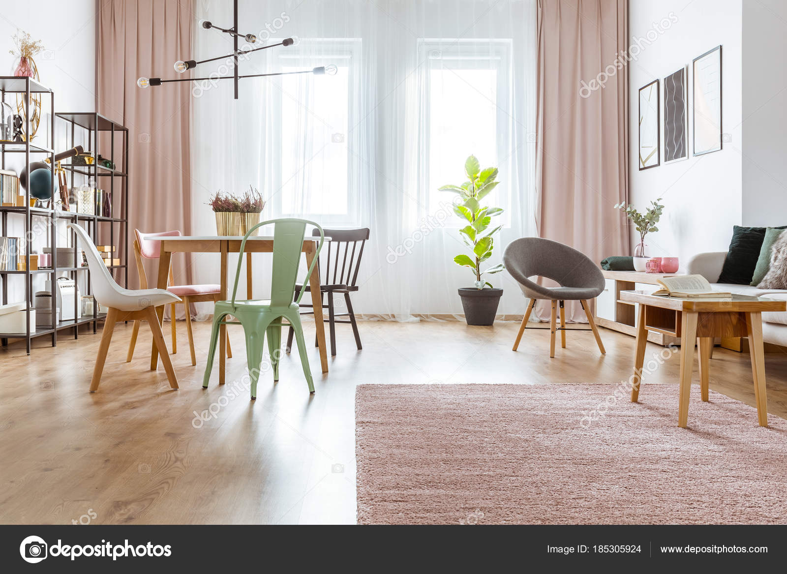 Ruime interieur met roze gordijnen — Stockfoto © photographee.eu ... Ruime interieur met roze gordijnen — Stockfoto © photographee.eu ...
