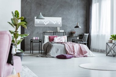 Pembe levhalar ile kadınsı yatak odası