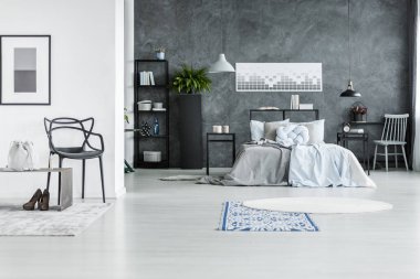 Tek renkli yatak odası iç sandalye ile