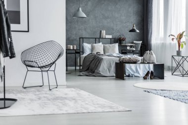 Metal sandalye ile açık düz