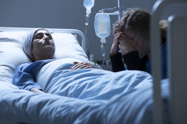 Arkadaş ve zayıf kadın ağlıyor