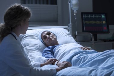 Hemşire lösemili destekleyici kadın