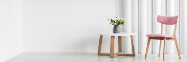 Pembe sandalye ve boş duvar