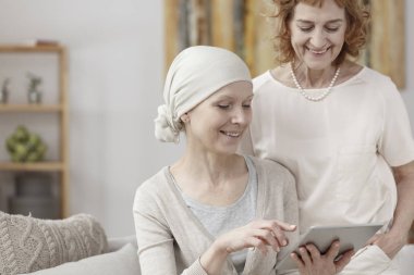 Fotoğrafları izlerken kadın