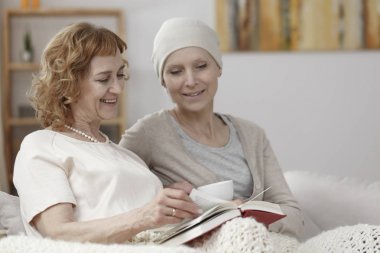 Annesi kızına kitap okumak