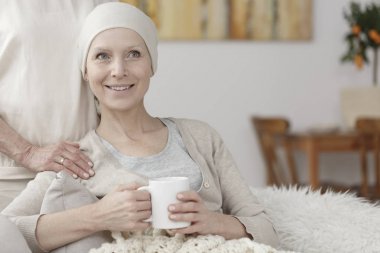 Başörtüsü kupa ile Bayan