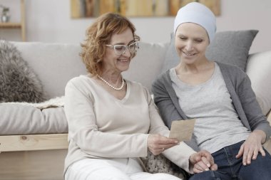 Gülümseyen hasta kızı ve anne