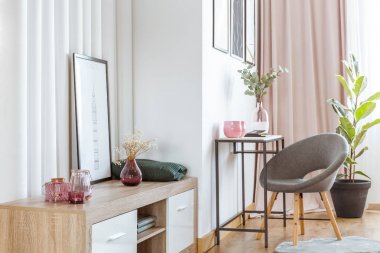 Ahşap dolap üzerinde basit poster