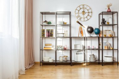 Klasik oturma odası ile masa saati