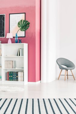 Monstera yaprak oturma odasında