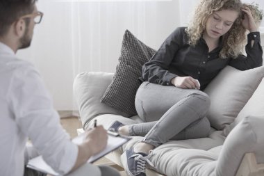 Endişeli genç terapiste konuşuyor