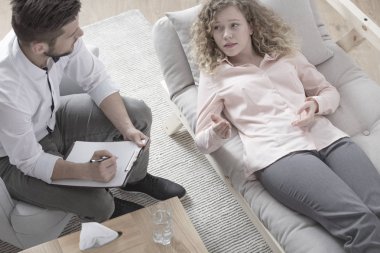 Kadın kanepe ve psikoterapist