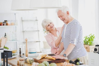 Yaşlı adam kesme havuç gülümseyen
