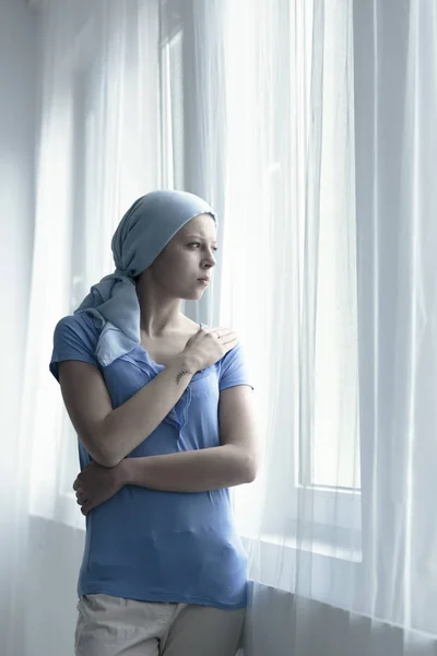 Mulher solitária doente com câncer — Fotografia de Stock