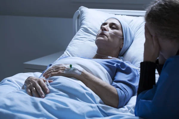 Ölmek üzere olan yaşlı kadın ile tümör — Stok fotoğraf